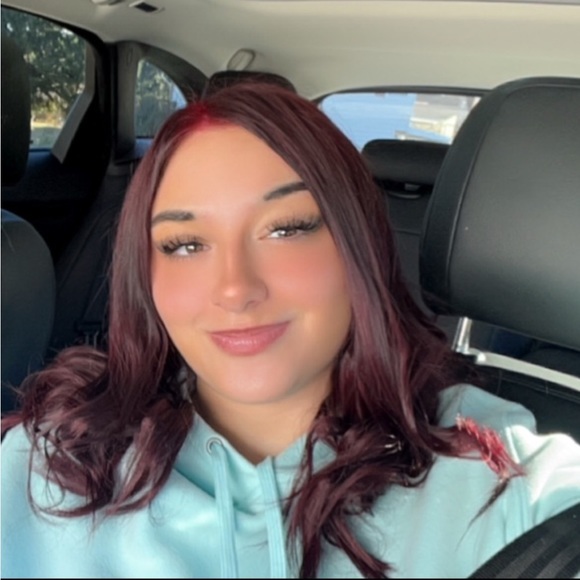 Profile Picture of Brianna Manzoeillo (@brianna_gurnee) on Poshmark