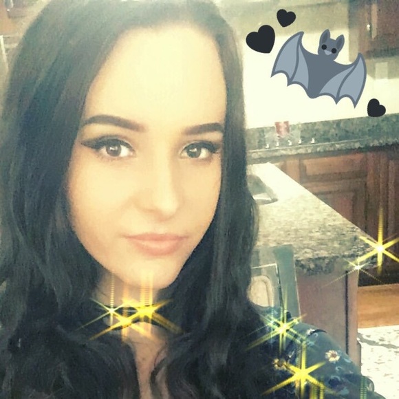 Profile Picture of Alexis Burroughs (@alexisburroughs) on Poshmark