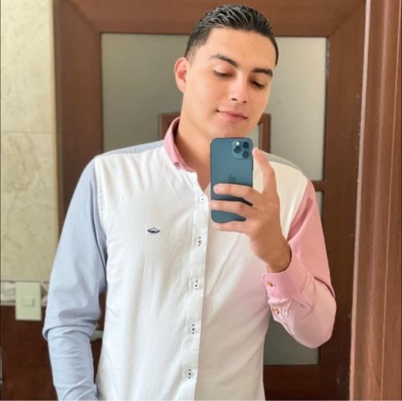 Profile Photo of Cristian González (@crisagila12) on Poshmark