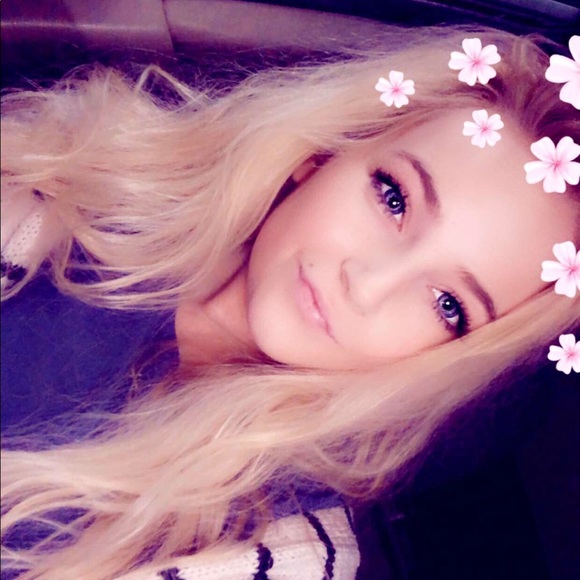 Profile Picture of Abby Buskohl (@abbyybuskohl) on Poshmark