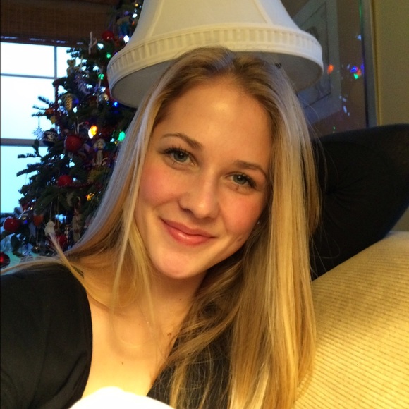 Profile Picture of Ellie Markert (@elliemarkert) on Poshmark