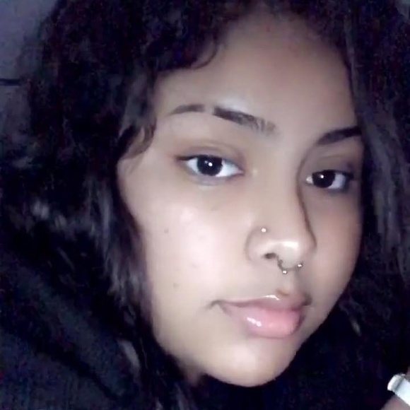 Profile Picture of Ariel Ariel (@arielguevara119) on Poshmark