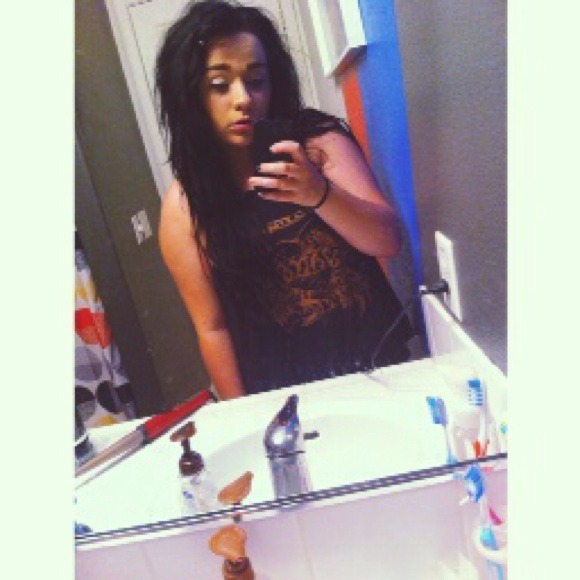 Profile Picture of Emily Angier (@emerooni) on Poshmark