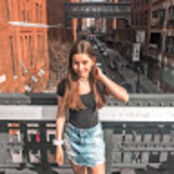 Profile Picture of Kira Pregiato (@kpregiato) on Poshmark