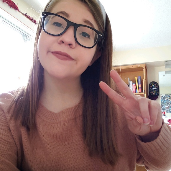 Profile Picture of Erica Hoyer (@squishsoo) on Poshmark