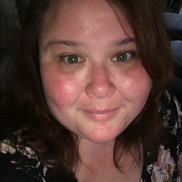 Profile Picture of Tonya Rosales (@tonyarosales) on Poshmark