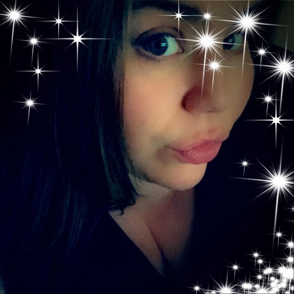 Profile Picture of Heather Warnken (@prettynpiink21) on Poshmark