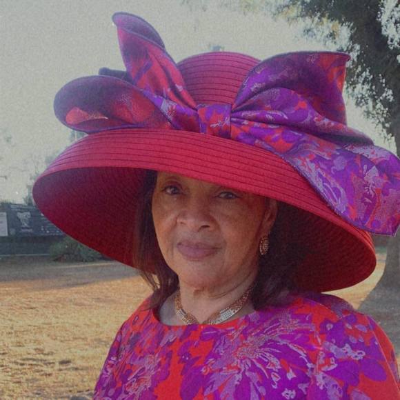 Profile Picture of Linda Lofton (@lindalofton518) on Poshmark