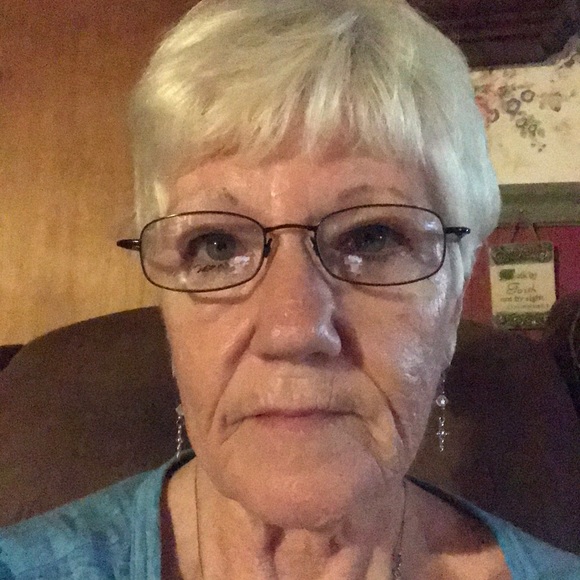 Profile Picture of Elizabeth Curbow (@e_curbow) on Poshmark