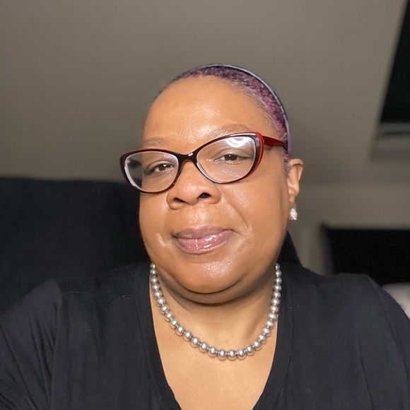 Profile Picture of Dionne Wright (@boldendionne) on Poshmark