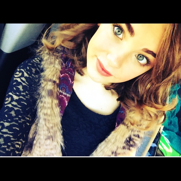 Profile Picture of Bella Fenoglio (@bellafeno) on Poshmark