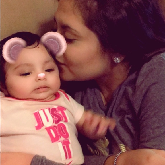 Profile Picture of Anayeli Alvarez (@anayelialvarez) on Poshmark