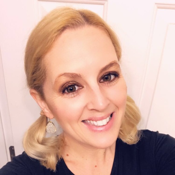 Profile Picture of Lisa Fielding (@monalisa9213) on Poshmark