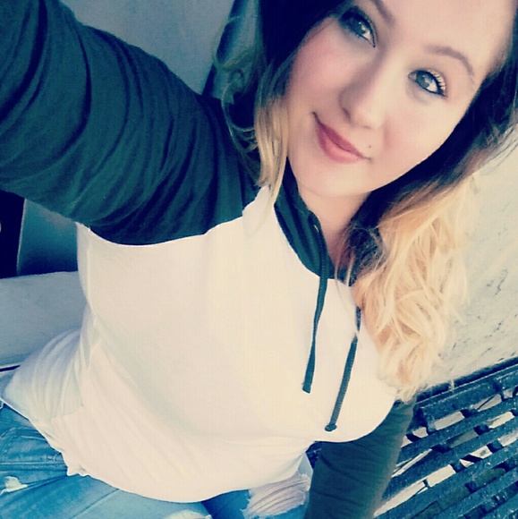 Profile Picture of Denise Sharpe (@blondie_swagg) on Poshmark