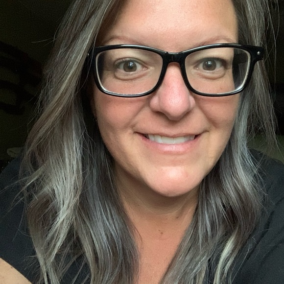 Profile Picture of Angie Ross (@angflkeys) on Poshmark