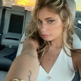 Profile Picture of Jules (@julialarson_) on Instagram