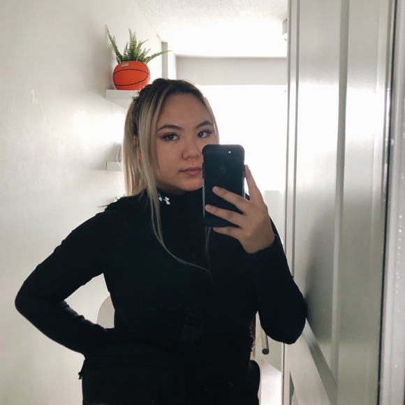 Profile Picture of Sylvia Hoang (@xsylvs) on Poshmark