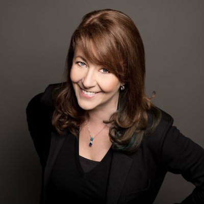 Profile Picture of Julie Hyzy (@JulieHyzy) on Twitter