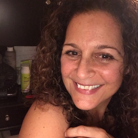 Profile Picture of Vikki Mccortney (@vik33143) on Poshmark