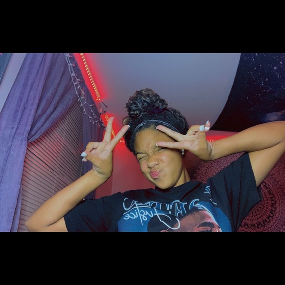 Profile Picture of Alexis Holliman (@alexisholliman) on Poshmark