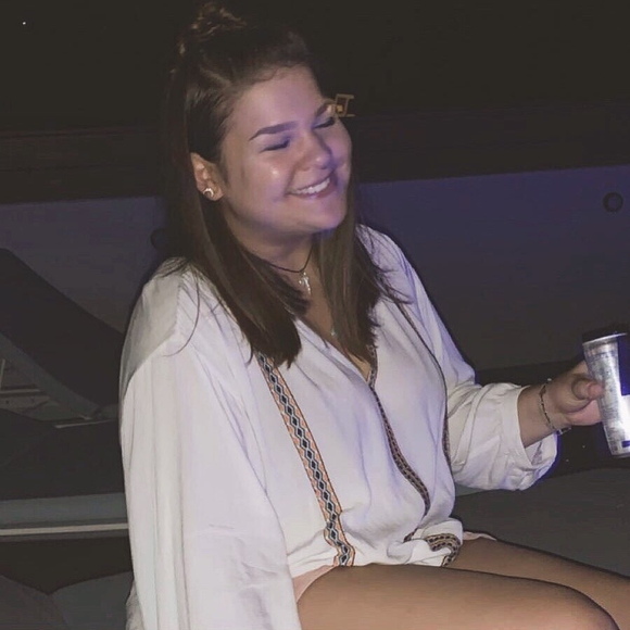 Profile Picture of Allie Oross (@aoross221) on Poshmark