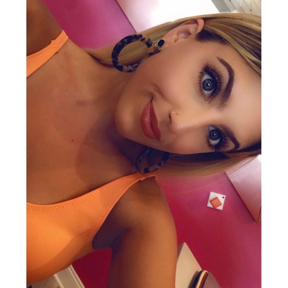 Profile Picture of Ellie Pastore (@elliepastore) on Poshmark