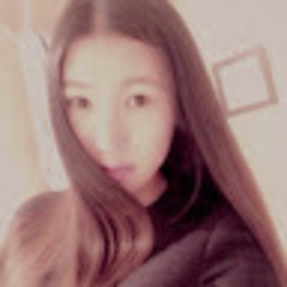 Profile Picture of Alice Tang (@alicetang920) on Poshmark