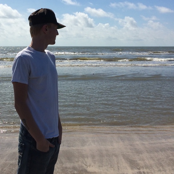 Profile Picture of Dustin Rhea (@dradicall97) on Poshmark