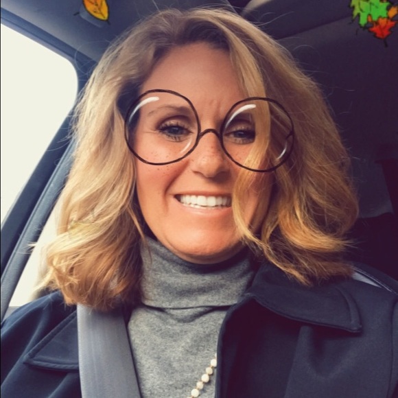 Profile Picture of Andrea Schumacher (@deeschu3) on Poshmark