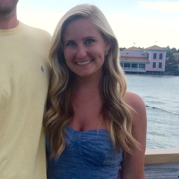 Profile Picture of Alexa Bogle (@akbo222) on Poshmark