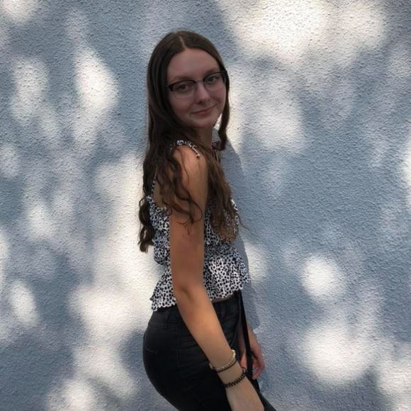 Profile Picture of Cara Hughes (@carah1) on Poshmark