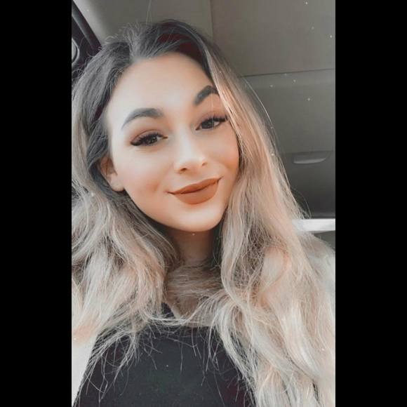 Profile Picture of Alexa Cunningham (@alexa__hope) on Poshmark