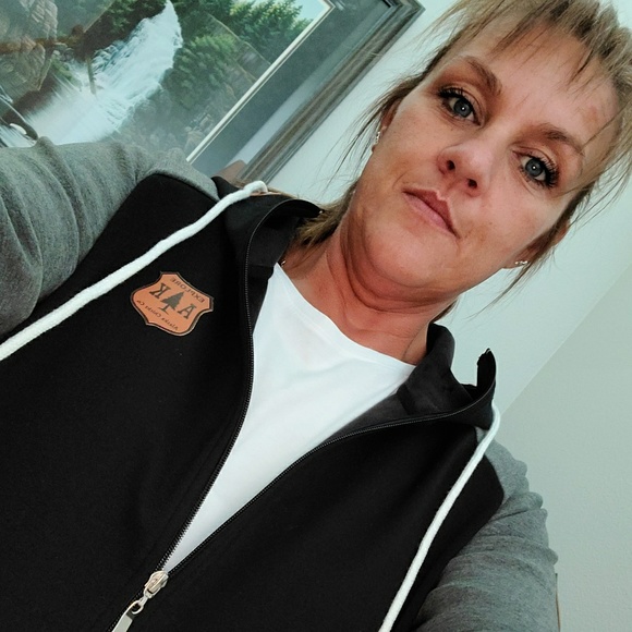 Profile Picture of Enily Ackermann (@emace2) on Poshmark