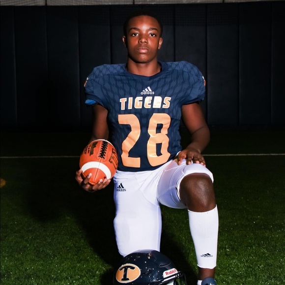 Profile Picture of Dajarian Leonard (@ineed_drip) on Poshmark