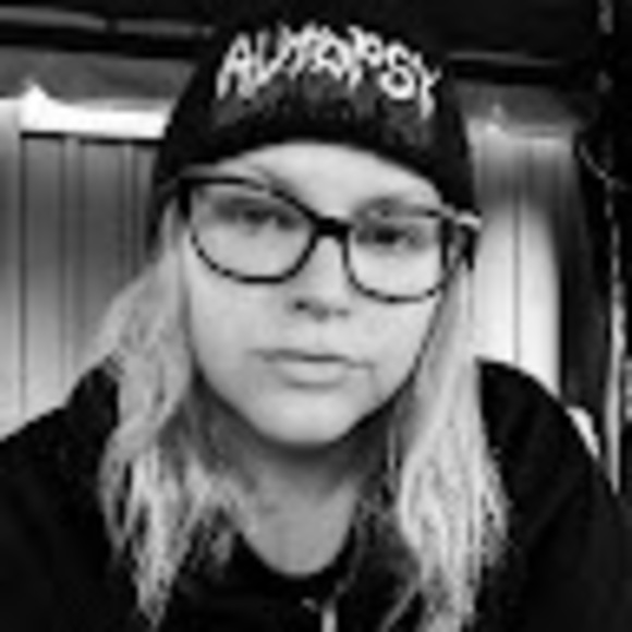 Profile Picture of Edie Roylance (@smithedie90) on Poshmark