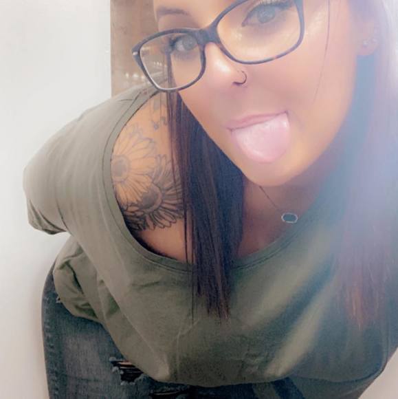 Profile Picture of Raechel Vespi (@raechellynn) on Poshmark