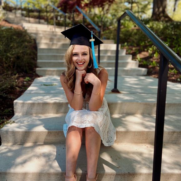 Profile Picture of Emily Howard (@emilynhoward) on Poshmark