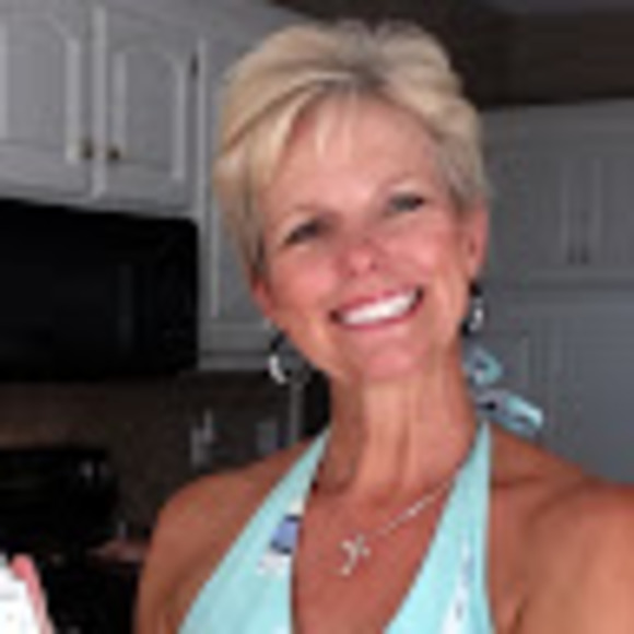 Profile Picture of Emily Crawford (@ozauntyem) on Poshmark