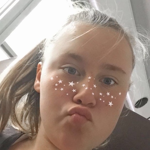 Profile Picture of Zoey Lailer (@zoeylailer) on Poshmark