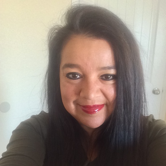 Profile Picture of Rosie Schmitgen (@rosieschmitgen) on Poshmark
