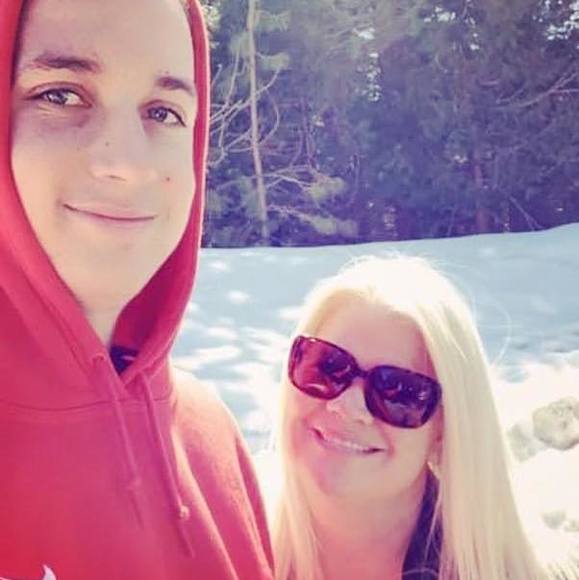 Profile Picture of Lisa Yates (@yates91005) on Poshmark