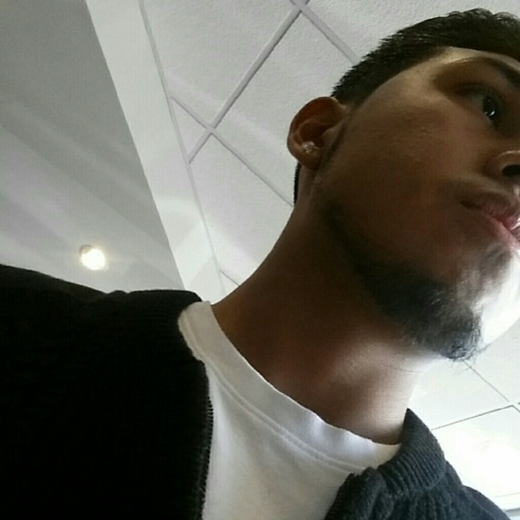 Profile Picture of Jason Olivar (@jhayolivar) on Poshmark