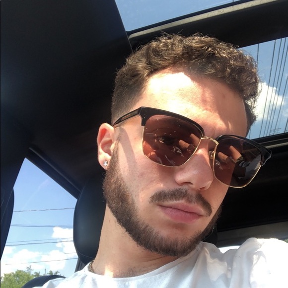 Profile Picture of Derron Herzlinger (@derron618) on Poshmark