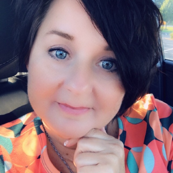 Profile Picture of Tami Mitchell (@tami1208) on Poshmark