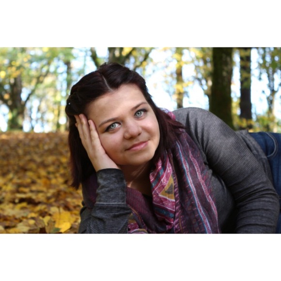 Profile Picture of Paige Hochstetler (@shypaigexo) on Poshmark