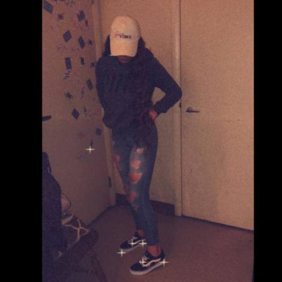 Profile Picture of Taylor Waybright (@taylorbright16) on Poshmark