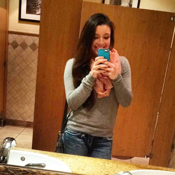 Profile Picture of Alexia Sigleer (@alexiasigleer) on Poshmark