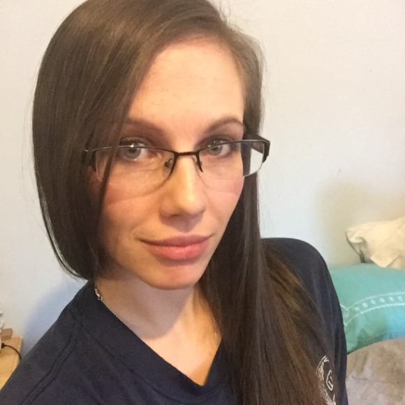 Profile Picture of Carla Schauber (@carlacakes32) on Poshmark