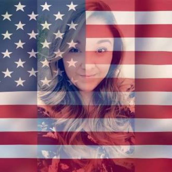 Profile Picture of Leeanae Montoya (@leeanaem) on Poshmark