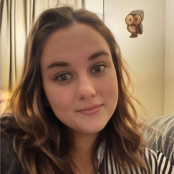 Profile Picture of Karla Hahn (@winton329) on Poshmark